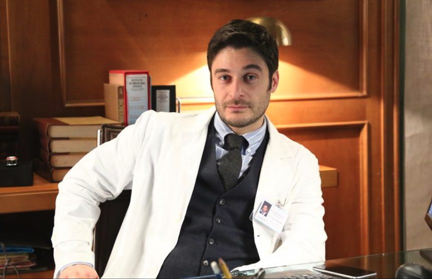 princestone20's tweet photo. Un commissario, un medico legale e un fantasma si trovano nella stessa stanza! Il commissario " Conforti allora questa autopsia?" Il medico " Ricciardi l'ho fatta l'autopsia, sto finendo di fare gli accertamenti" il fantasma" Luigi ma sei sicuro che questo qui sia uno bravo?"# https://t.co/2CybtpgYOD