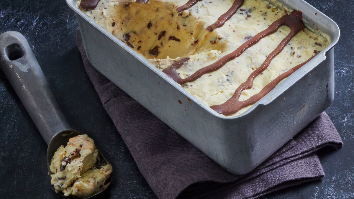 FilippoBerio's tweet image. How is your #veganuary going? Time to reward yourself with a vegan #Stracciatella?🍨
Recipe: bit.ly/3a2r23O
Originating from Northern Italy, stracciatella translates as “rags” or “shards”, which is made by drizzling melted chocolate into the ice cream.