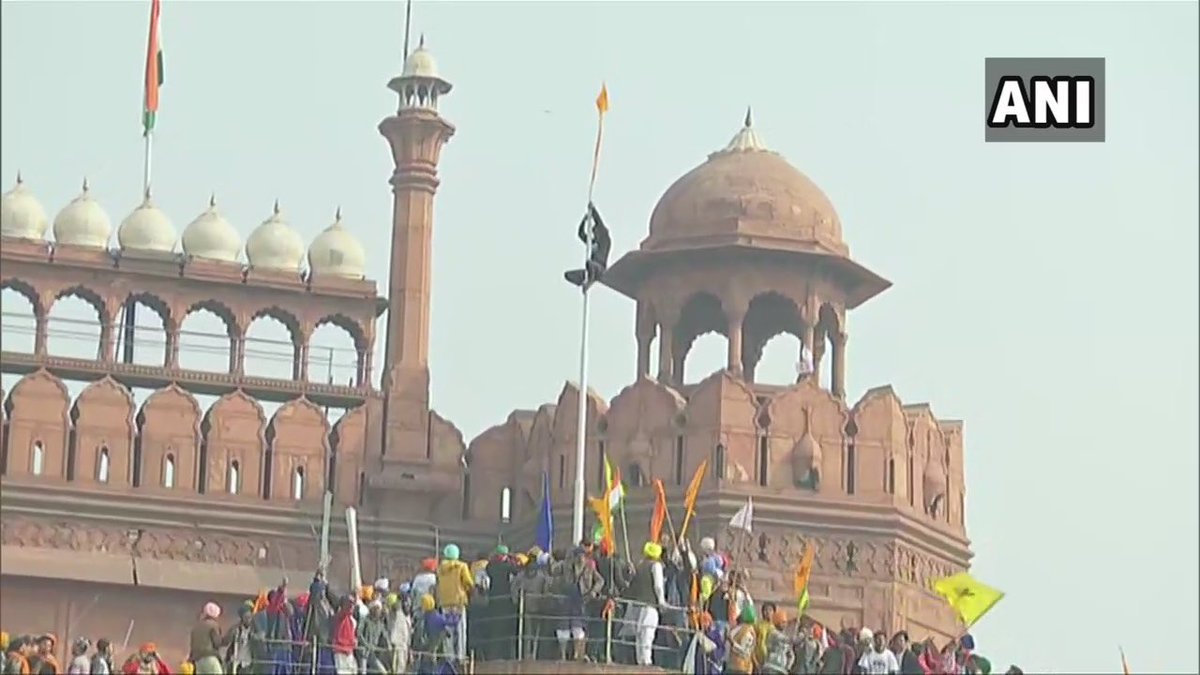 मैं सनातन धर्म में आस्था रखने वाला एक भारतीय हूँ, मैंने जिस पवित्र मन से मंदिर में सर झुकाया हूँ उसी मन से गुरुद्वारे में भी सर झुकाया हूँ। किंतु लालक़िले पर तिरंगा को छोड़कर कोई ध्वज हमें क़तई स्वीकार नहीं है।135 करोड़ भारतीयों का देशप्रेम किसी भी धर्म व संगठन के प्रेम से बड़ाहै