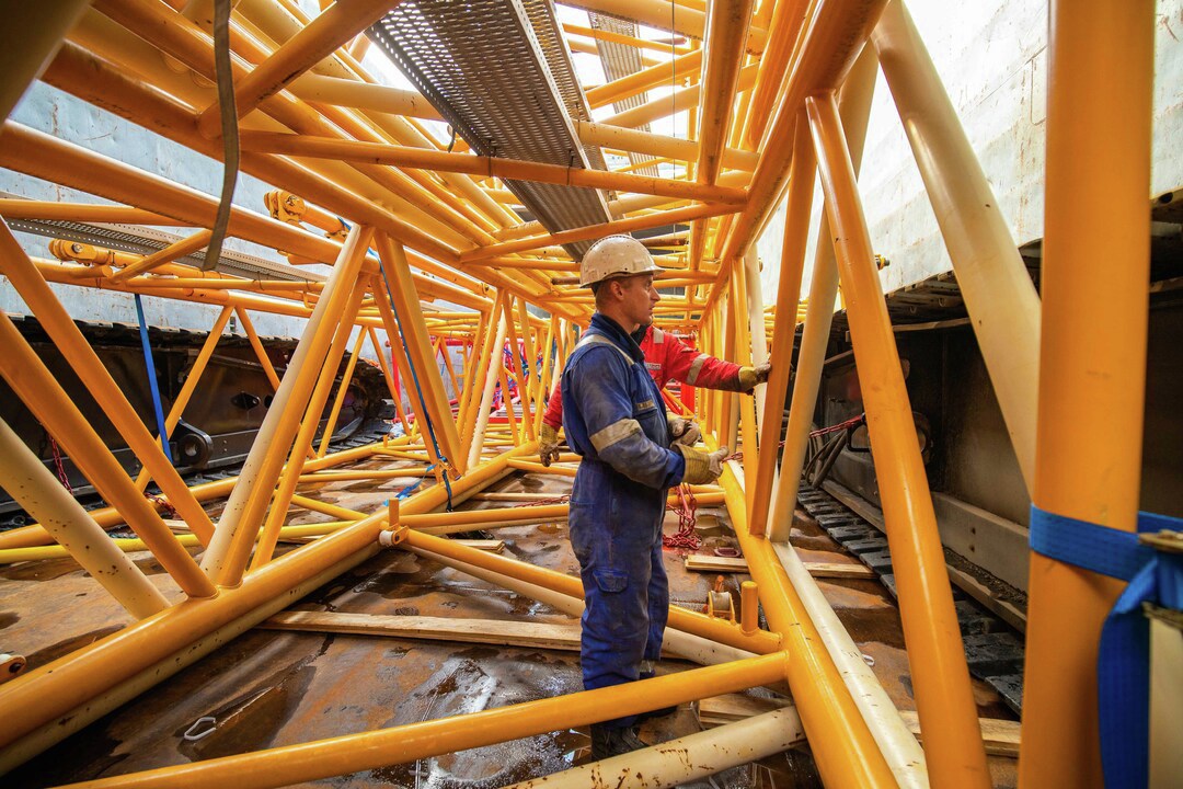 Euro Rope Netherlands has the experience and expertise required for (extensive) overhauls of crane blocks, sheaves, bearings.
Including repainting, dimension verification, repairs and Non Destructive Testing.

#eurorope #equipment #rental