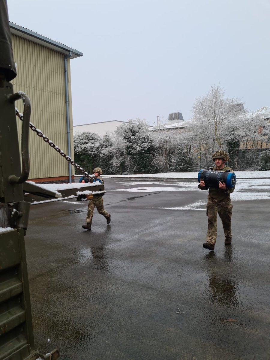 MercianRegiment's tweet photo. This weekend, your #MercianWarriors undertook essential recruit and pre course training.

3 of our @Army4Mercian recruits from C Company are conducting the second part of their Role Fitness Test Basic Training, to qualify them as trained soldiers. https://t.co/gOAETCqMW7