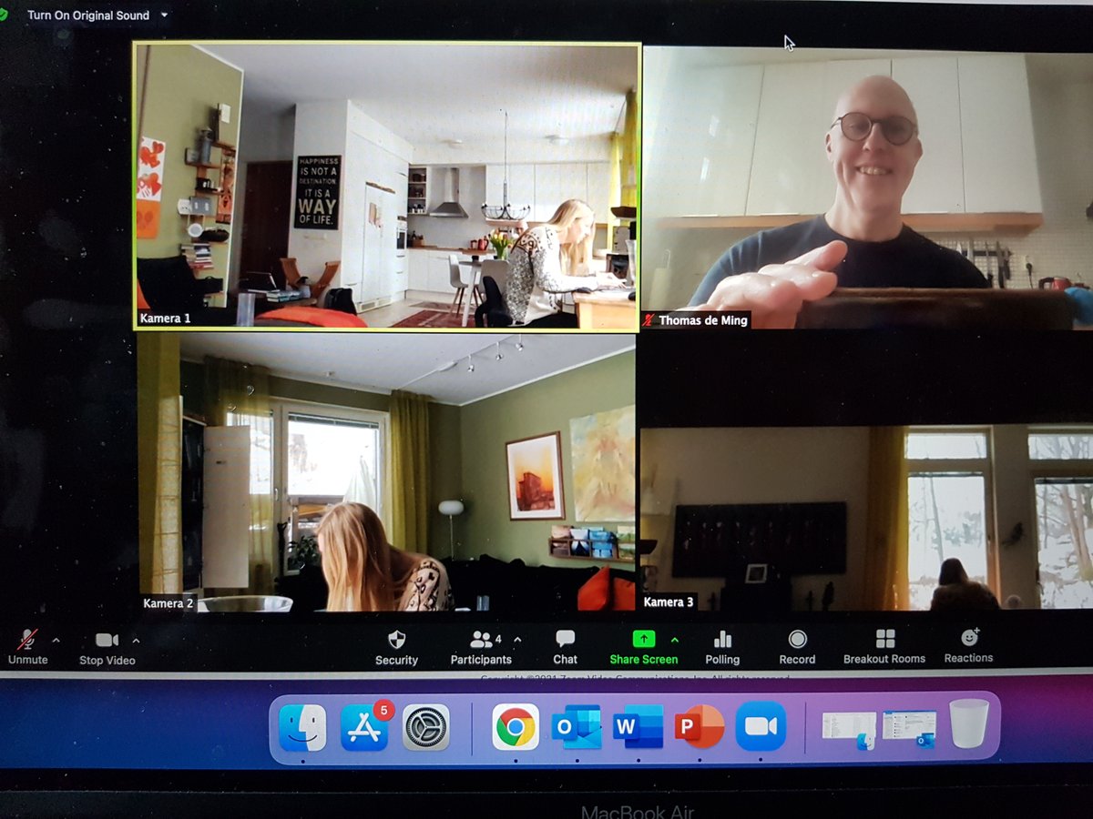 Thomas_de_Ming's tweet image. Vill slå ett slag för enkla lösningar där man kreativt nyanvänder det man redan har. På bilden ett riktigt lättanvänt flerkamera-system där jag har kopplat tre olika Ipads till samma Zoom-möte (ja, jag har mitt absoluta favoritmotiv i bild, min partner i både livet o RangeMaker)