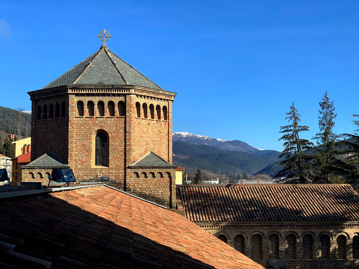 casesdoliba's tweet photo. En la restauració del s. XIX es va ampliar el campanar fins als 40 m d'alçada.
* Visita les Cases d'Oliba. Aquestes apliquen un protocol d'higiene i seguretat davant la #covid19.
#casesdoliba #patrimoni #Ripoll #Ripollès #Catalunya #BisbatdeVic https://t.co/u4Hv9kzh05