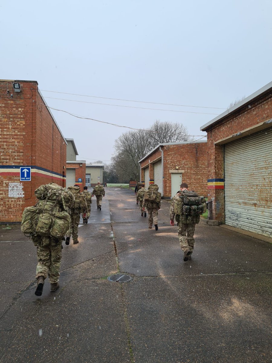 MercianRegiment's tweet photo. We also have 2 soldiers from D Company, 1 soldier from B Company, and 1 officer from C Company, doing the full Role Fitness Test before they attend Brecon for PCBC and ITC for PJNCO.

All conducted outside ⛄️ and within COVID guidelines.

#StandFirmStrikeHard https://t.co/2eI69vESzV