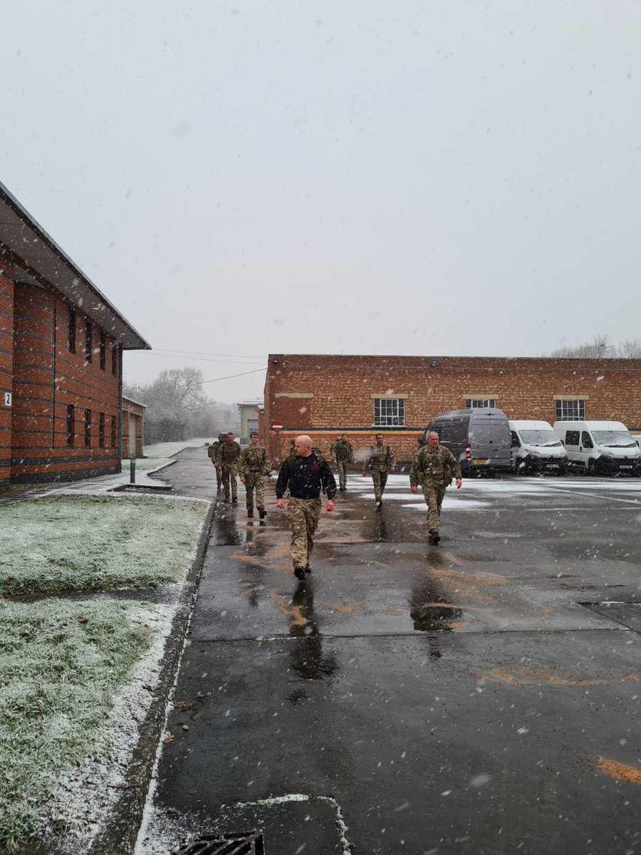 MercianRegiment's tweet photo. We also have 2 soldiers from D Company, 1 soldier from B Company, and 1 officer from C Company, doing the full Role Fitness Test before they attend Brecon for PCBC and ITC for PJNCO.

All conducted outside ⛄️ and within COVID guidelines.

#StandFirmStrikeHard https://t.co/2eI69vESzV