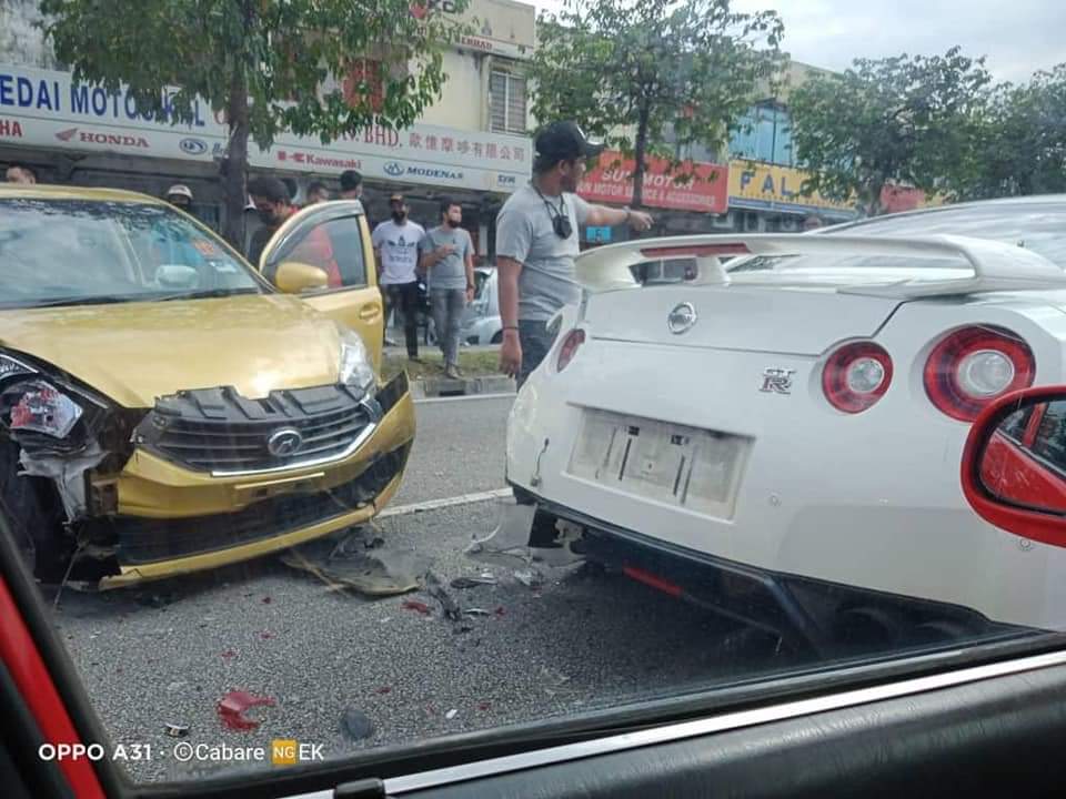 Fuelgarden King Of Monsters Vs King Of Malaysian Roads Fuelgarden Nissan Gtr R35 Godzilla Jdm Perodua Myvi Malaysia Carcrash Caraccidents Carculture T Co Ckesjqijme