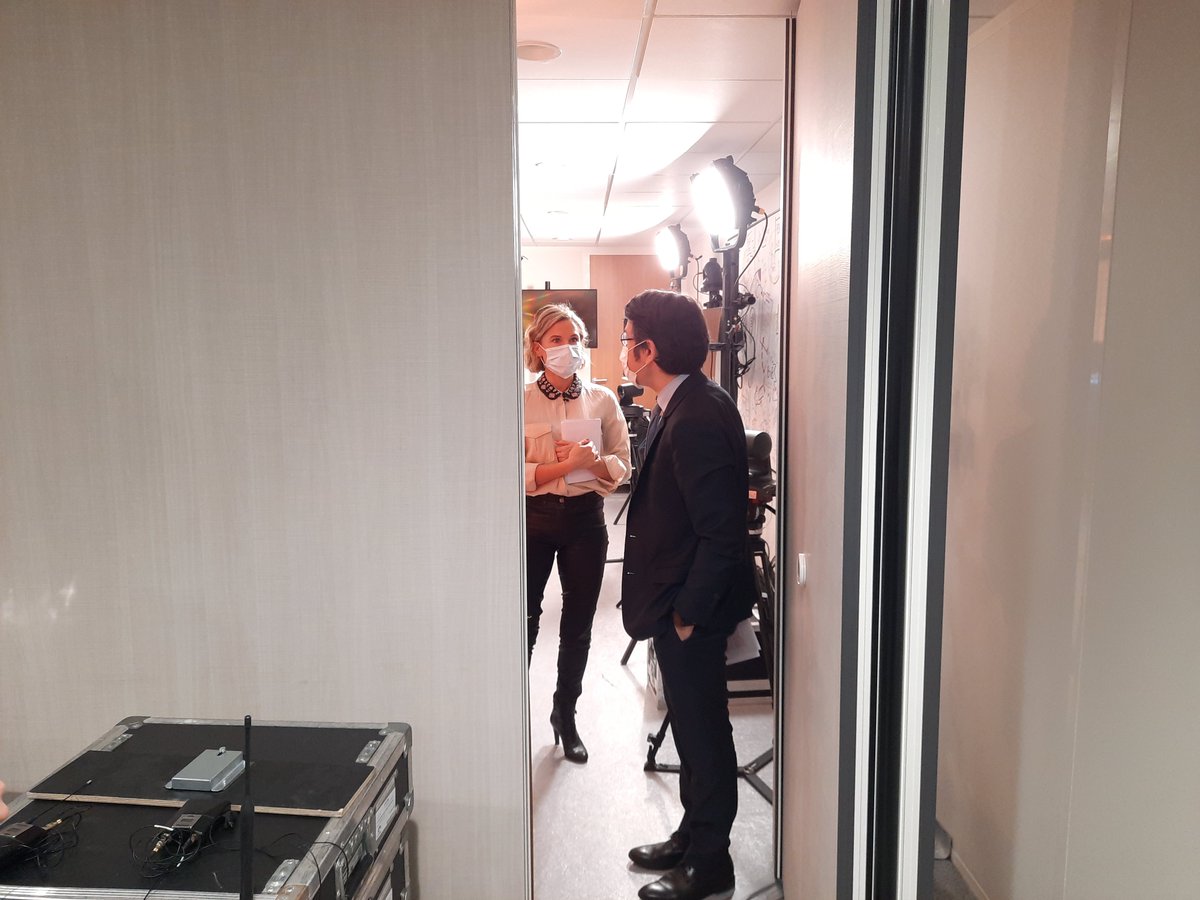 [#SANTEXPO Live]

Merci à Clémence Nayrac, Djillali Annane et Jean-Daniel Lévy d' être venus échanger sur #SANTEXCOM

Retrouvez la conférence "SANTEXCOM : Les soignants dans l’œil du cyclone" du 9 au 11 mars sur #SANTEXPOLIVE.

+d'infos➡bit.ly/2LUxB0w