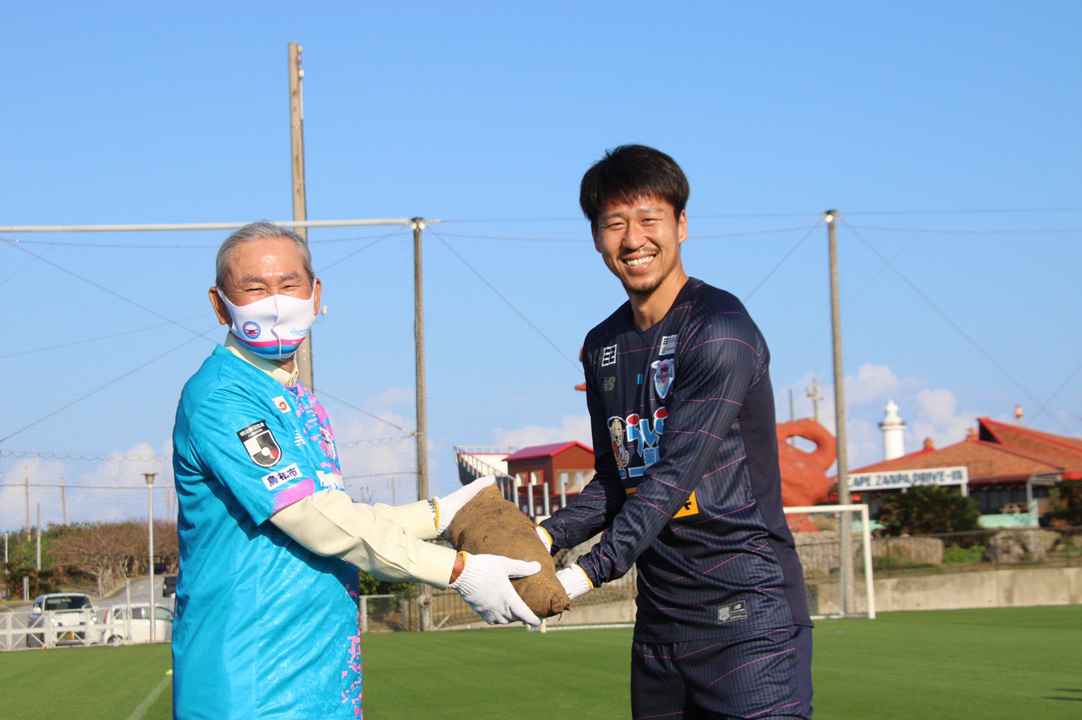 サガン鳥栖公式 1 26 火 キャンプ風景 今年で読谷村キャンプ10年目 感謝 本日は歓迎セレモニーを行い 僕のふくらはぎより太い 村長自家製のお芋を頂きました とトヨさんもご満悦 今日のトヨさん通信 Yohei Toyoda 豊田陽平