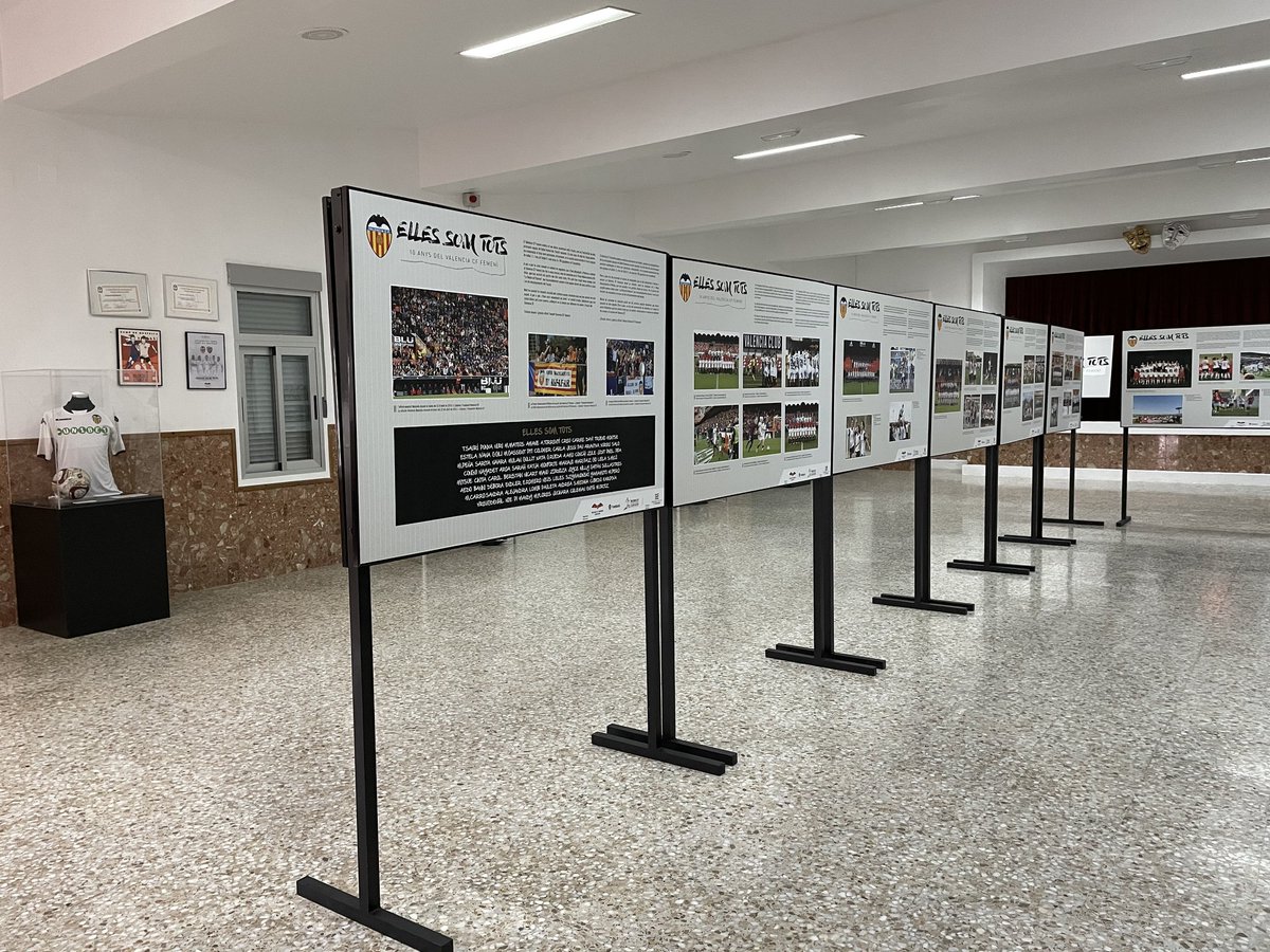 FVCF_Events's tweet photo. 👦🏻👧🏻 Los alumnos del CEIP Nuestra Sra. del Amparo de Real de Gandía, en el marco de Escoles #CORblanquinegre 🖤 y cumpliendo los protocolos sanitarios, tienen la oportunidad de visitar la expo #EllesSomTots 🤝, del #VCFfem 🦇, que la #VCFfun ha preparado en el propio centro ⤵️ https://t.co/9lW4o2Orwi