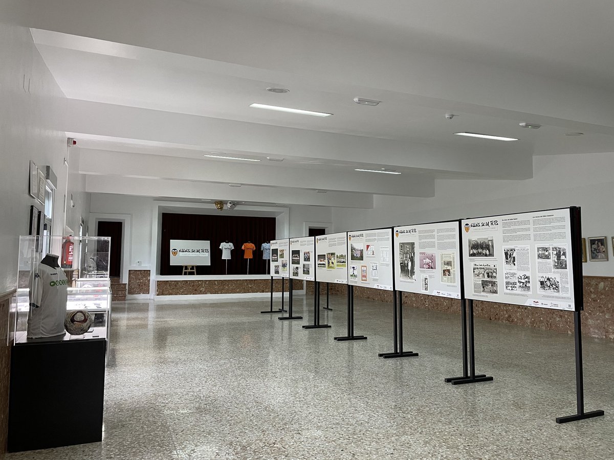 FVCF_Events's tweet photo. 👦🏻👧🏻 Los alumnos del CEIP Nuestra Sra. del Amparo de Real de Gandía, en el marco de Escoles #CORblanquinegre 🖤 y cumpliendo los protocolos sanitarios, tienen la oportunidad de visitar la expo #EllesSomTots 🤝, del #VCFfem 🦇, que la #VCFfun ha preparado en el propio centro ⤵️ https://t.co/9lW4o2Orwi