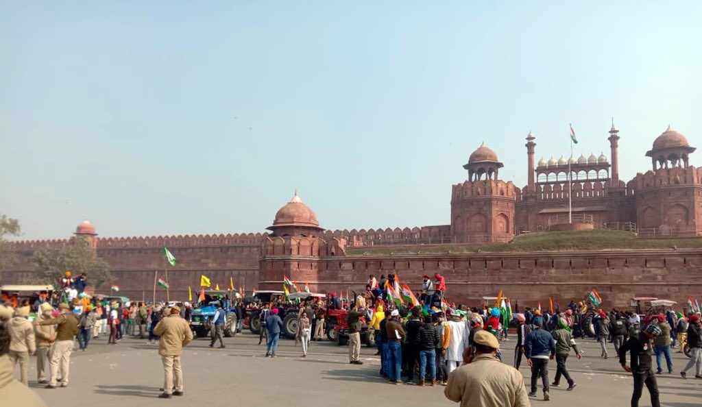 Man_shergill's tweet photo. The flag hoisted at Red Fort is NOT "Khalistani" flag. 

Its the flag of Sikh faith that motivates and represents #ChardiKala. Always proudly hoisted by Sikh Regiment at every post they guard along with Tricolor. 

#GodiMediaStopMisleading #GodiMediaStopMisleading https://t.co/xPUzJCDC3m