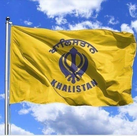5/n However, unlike the nishan sahib which is triangular, the Khalistan flag has always been rectangular with several variants of the flag being used across factions.  #KisanAndolan  #lalquila  #redfort  #TractorsVsTraitors  #tractorParade  #flag