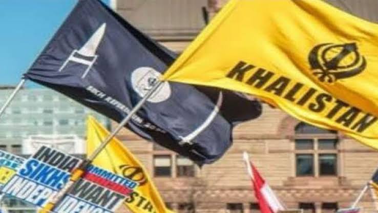 5/n However, unlike the nishan sahib which is triangular, the Khalistan flag has always been rectangular with several variants of the flag being used across factions.  #KisanAndolan  #lalquila  #redfort  #TractorsVsTraitors  #tractorParade  #flag