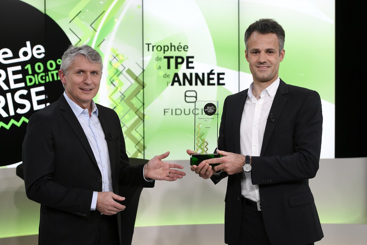 _Vinovae's tweet photo. 🏆 [BREAKING NEWS] 🏆
Vinovae a remporté le grand prix de TPE de l'année !
À l'occasion de la cérémonie de la fête de l'entreprise 2021, Grégoire a eu l'honneur de représenter toute l'équipe Vinovae pour recevoir son prix. 
@lprevenements @CPMErhone 
Crédit photo : Joël Philippon https://t.co/a199hTUY3J