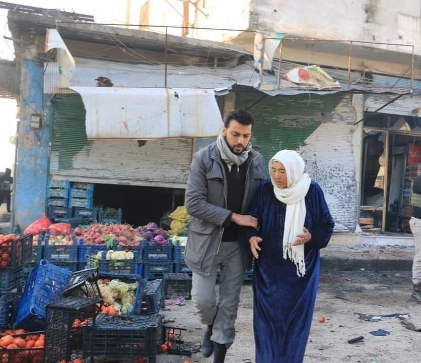 Suriye/Talabyad Terör örgütlerinin patlatığı Bomba sonucu 2 şehit var.Şehidin annesi oğlunun dükkanında patlama olduğunu duyunca olay yerine geldi.Şimdi bu annenin ahı yerde kalırmı sanırsınız.
Allah hayinlerin belasını versin.
