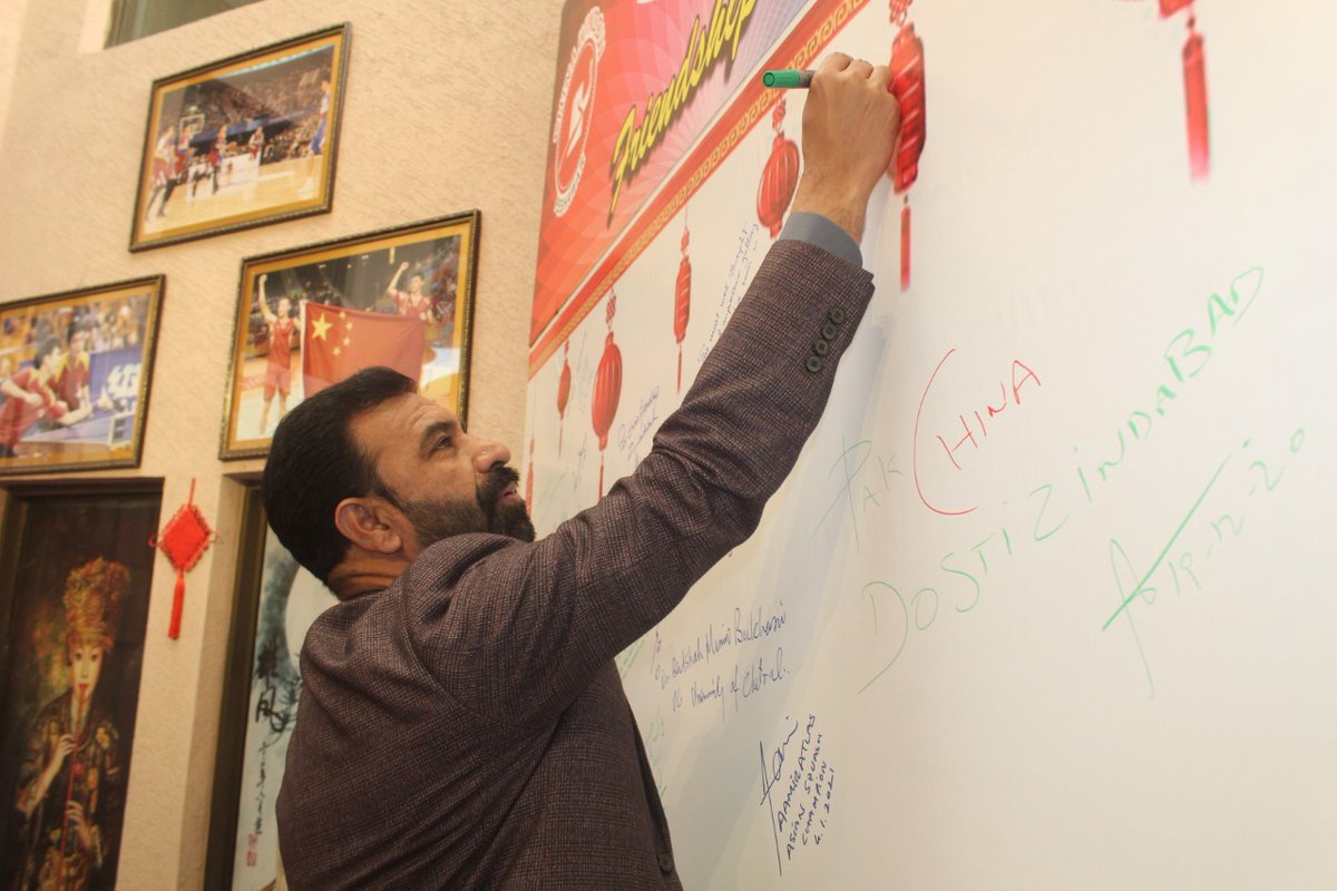 PTIKohatOficial's tweet photo. مشیر سائنس و انفارمیشن ٹیکنالوجی خیبرپختونخوا ضیاء اللہ خان بنگش کا پشاور میں قائم چینی ثقافتی مرکز "چائنہ ونڈو" کا دورہ. 

چائنہ ونڈو کا قیام پشاور اور خیبرپختونخوا کے عوام کو ایک دوسرے کے قریب لانے میں اہم کردار ادا کر رہا ہے، ضیاء اللہ بنگش

#KPKUpdates #PTI #ChinaWindow https://t.co/Kr1ft86gxw