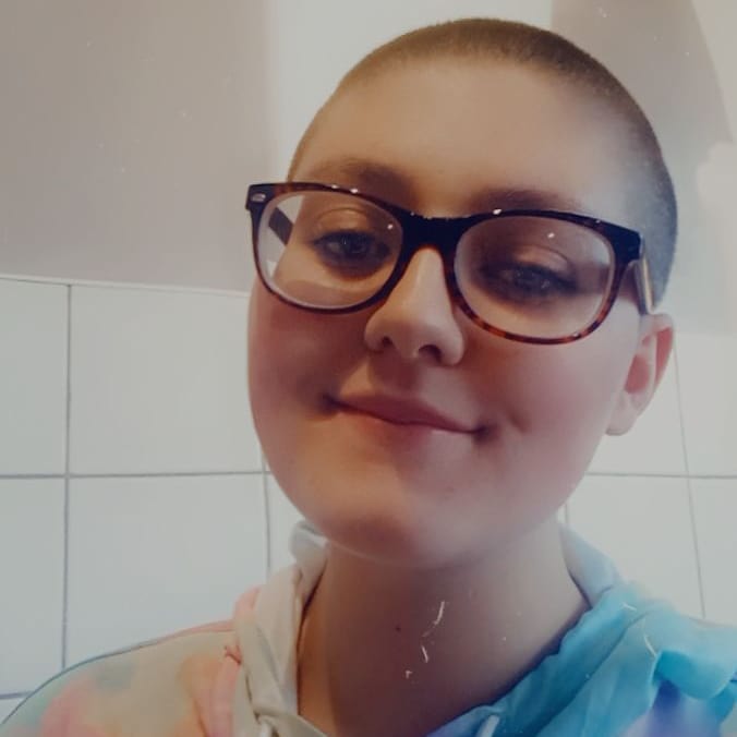 I shaved my hair! why ? you might ask.  Well in life we are often reminded of things we can't do or shouldn't do. and there's not meant stories of pride and achievement. A, i wanted to show people that they are beautiful no matter what! 
Link to donate in bio 😊