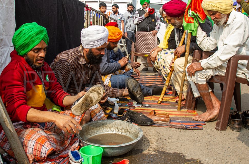 rewaimages's tweet photo. Stories from the Singhu Border – Farmers’ protest
Learn More: https://t.co/vKb394YyL0  
Large number of farmers gathered at the Singhu border demanding a repeal of the new farm laws. https://t.co/r8Xmw0PKax