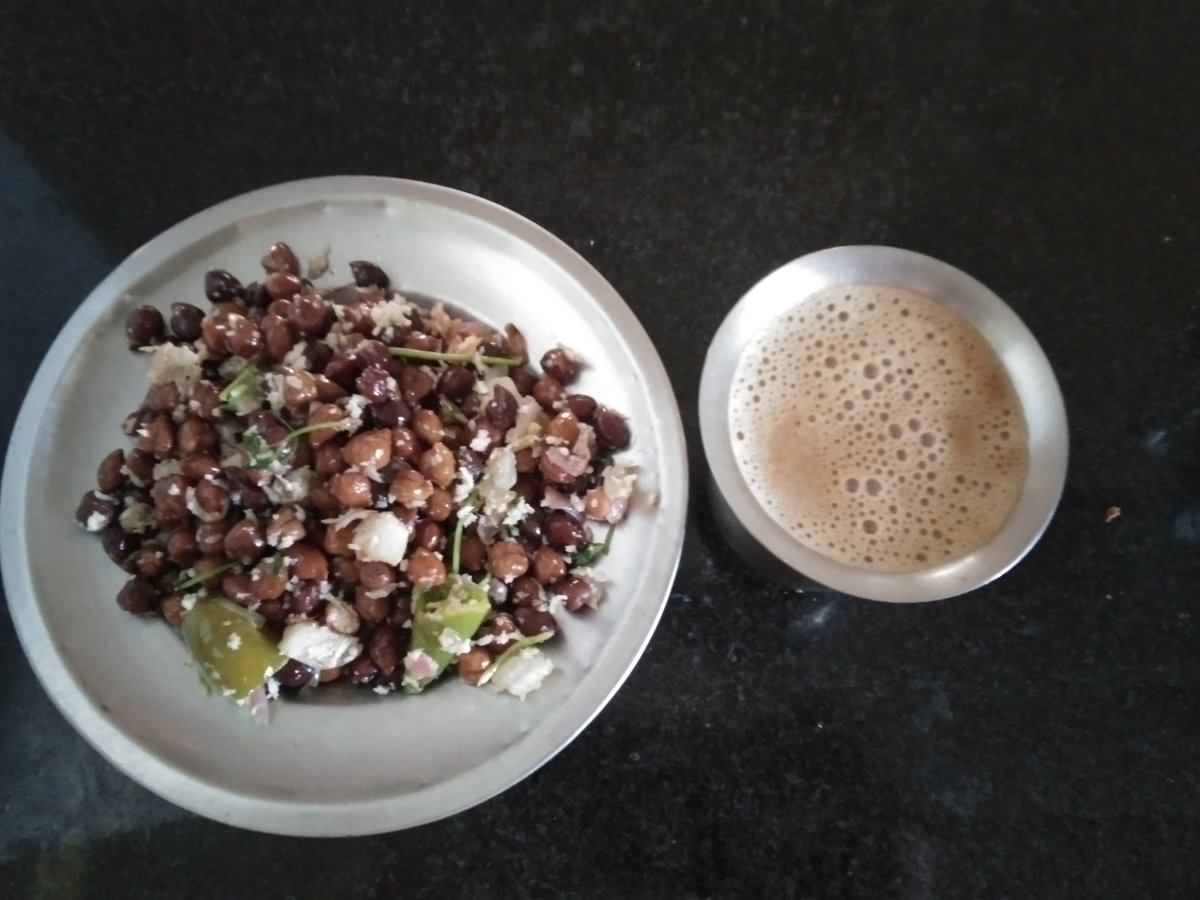 karuneelamalar's tweet photo. #snack_time சுண்டல் வித் காஃபி
இனி டுட்டர் ல‌ ஆக்டிவ் ஆ இருக்கோணும்... திண்ணுட்டு திண்ணுட்டு தூங்கி பொதி மாடு கணக்கா வெயிட் போட்டுசுங்கோவ்... 😰 https://t.co/pEwG1ri2Z2