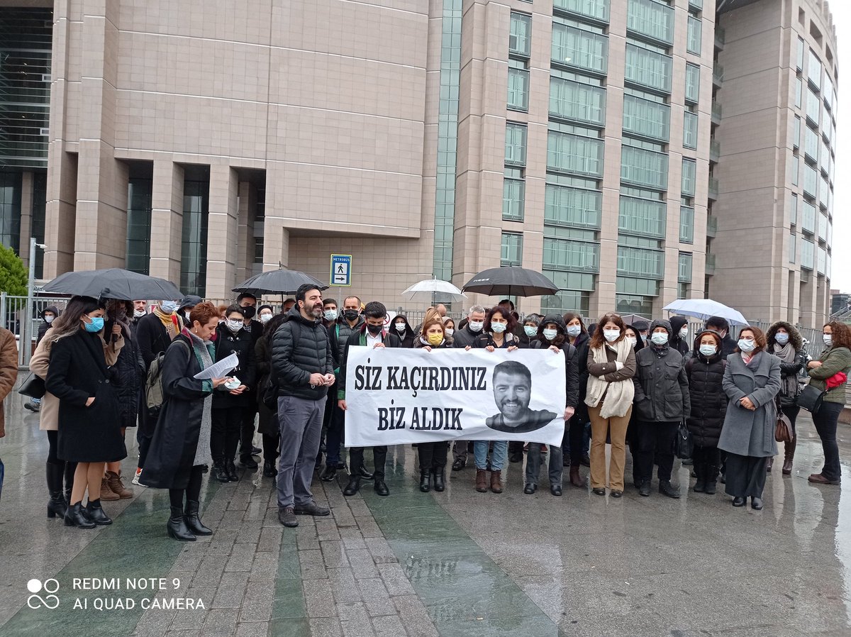 Gökhan Güneş'in kaçırılması ve birleşik mücadele ile geri almamız üzerine avukat örgütleri Çağlayan Adliyesi önünde açıklama gerçekleştiriyor.

Beyaz toroslarınızı, kaçırma politikanız birleşik mücadelemizle boşa düşüreceğiz.
#SizKaçırdınızBizAldık