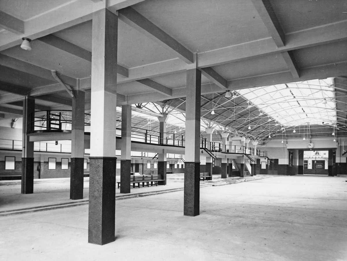 LaViejaIrunea's tweet image. Antigua Estación de autobuses de Pamplona, desde el acceso para vehículos de la calle Yanguas y Miranda. El edificio fue proyectado por el arquitecto Jesús Alzugaray, se inauguró en 1934 y recibió el Premio Nacional de Arquitectura. (Año≈1935) 📸 Galle #LaViejaIruña #Pamplona