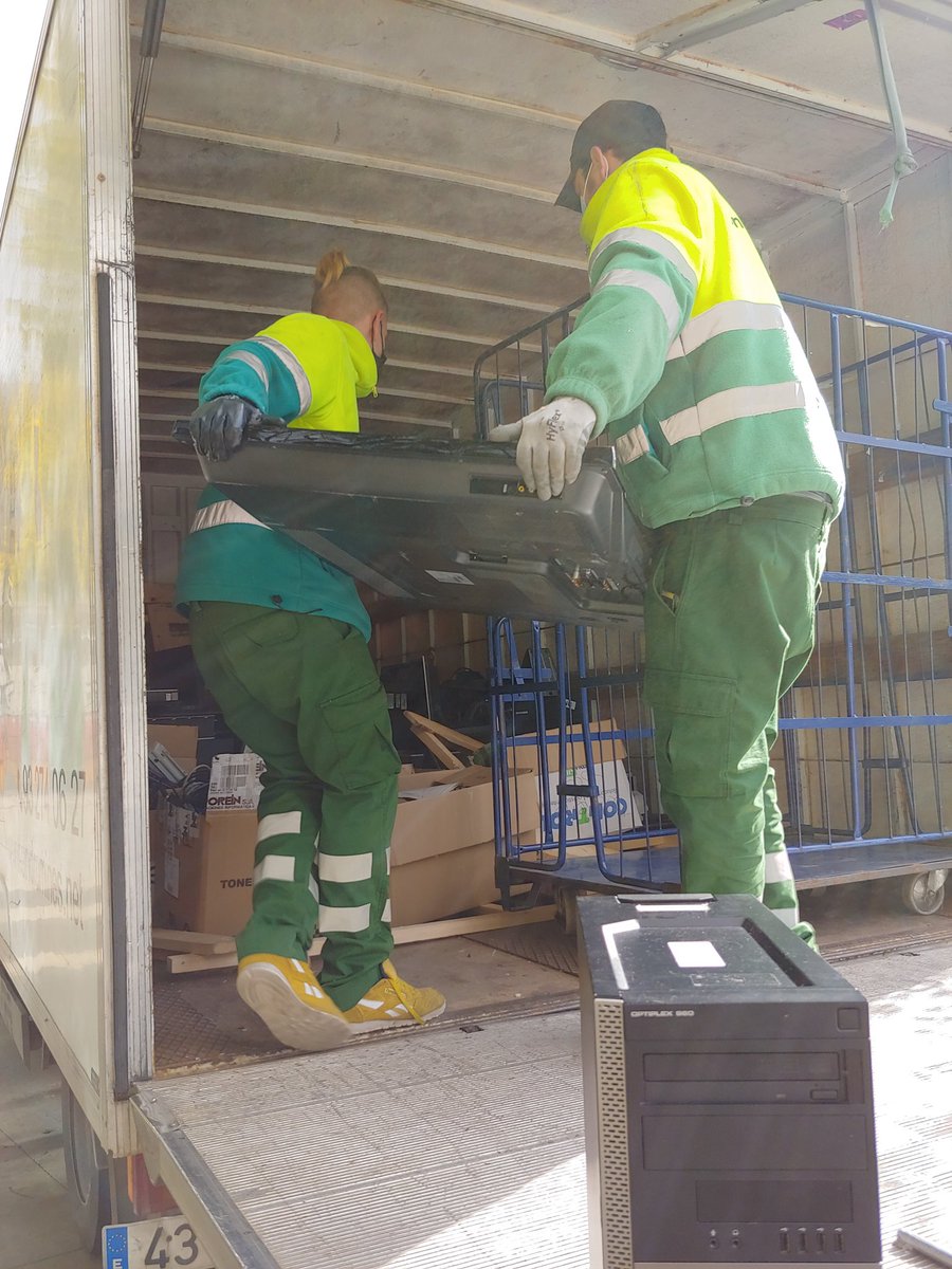 Avui, amb totes les mesures de seguretat, hem donat equipament informàtic a <a href="/Andromines/">Andròmines</a> dins del marc del conveni d'<a href="/aiguesbcnclient/">Aigües de Barcelona</a> i @bancdr. 📌Ajudem a reduir la bretxa digital💻
📌Enfortim les xarxes solidàries amb la comunitat💪 
📌Evitem co2♻