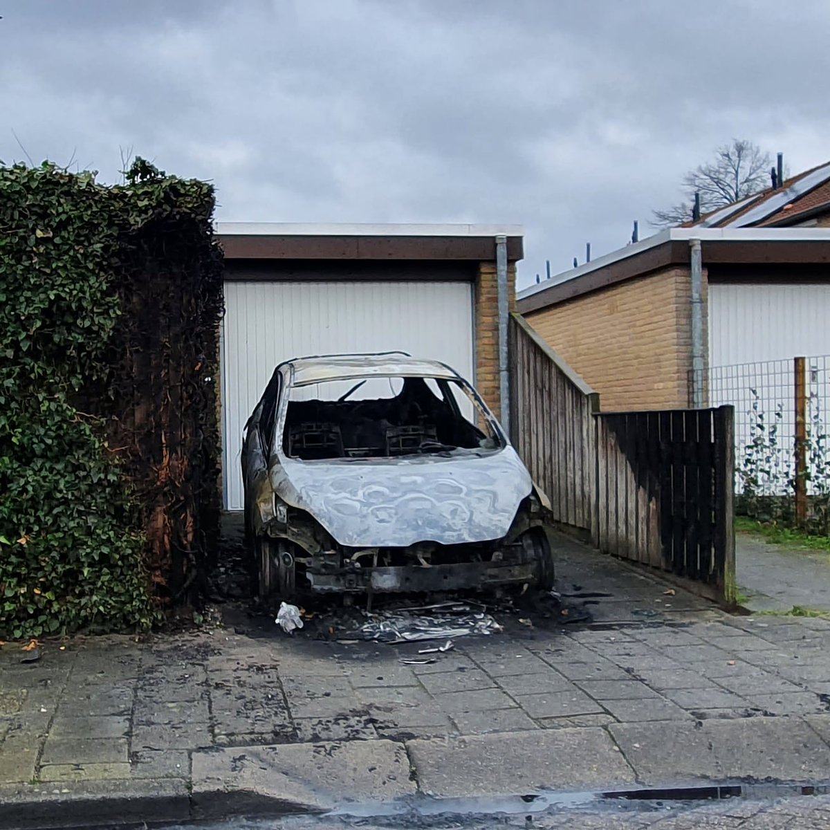 De trieste aanblik van de uitgebrande auto aan de Stevinstraat in #Oosterhout.