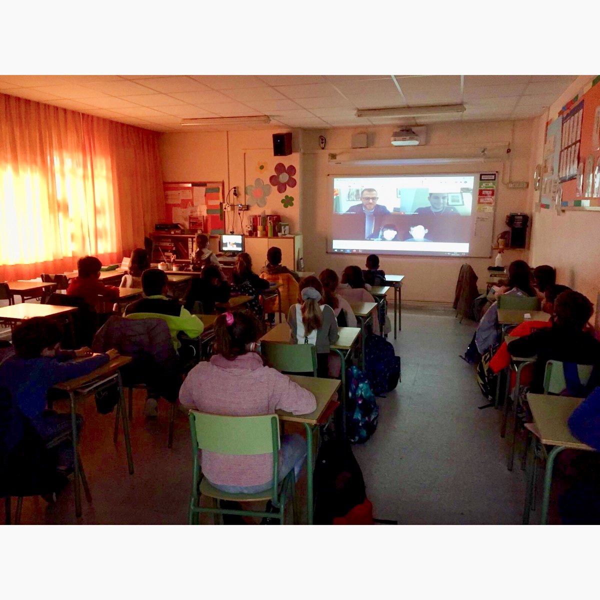 Cerdanyola's tweet photo. 📣L’alumnat de 3r de l’ Escola Carles Buïgas fan una visita virtual a l’Ajuntament ❗
👉Els alumnes han pogut plantejar preguntes a l’alcalde i al regidor d’Educació després de veure un vídeo on s’explica com és l’Ajuntament i els diferents serveis que ofereix

#Cerdanyola https://t.co/BcQHUqZpdf