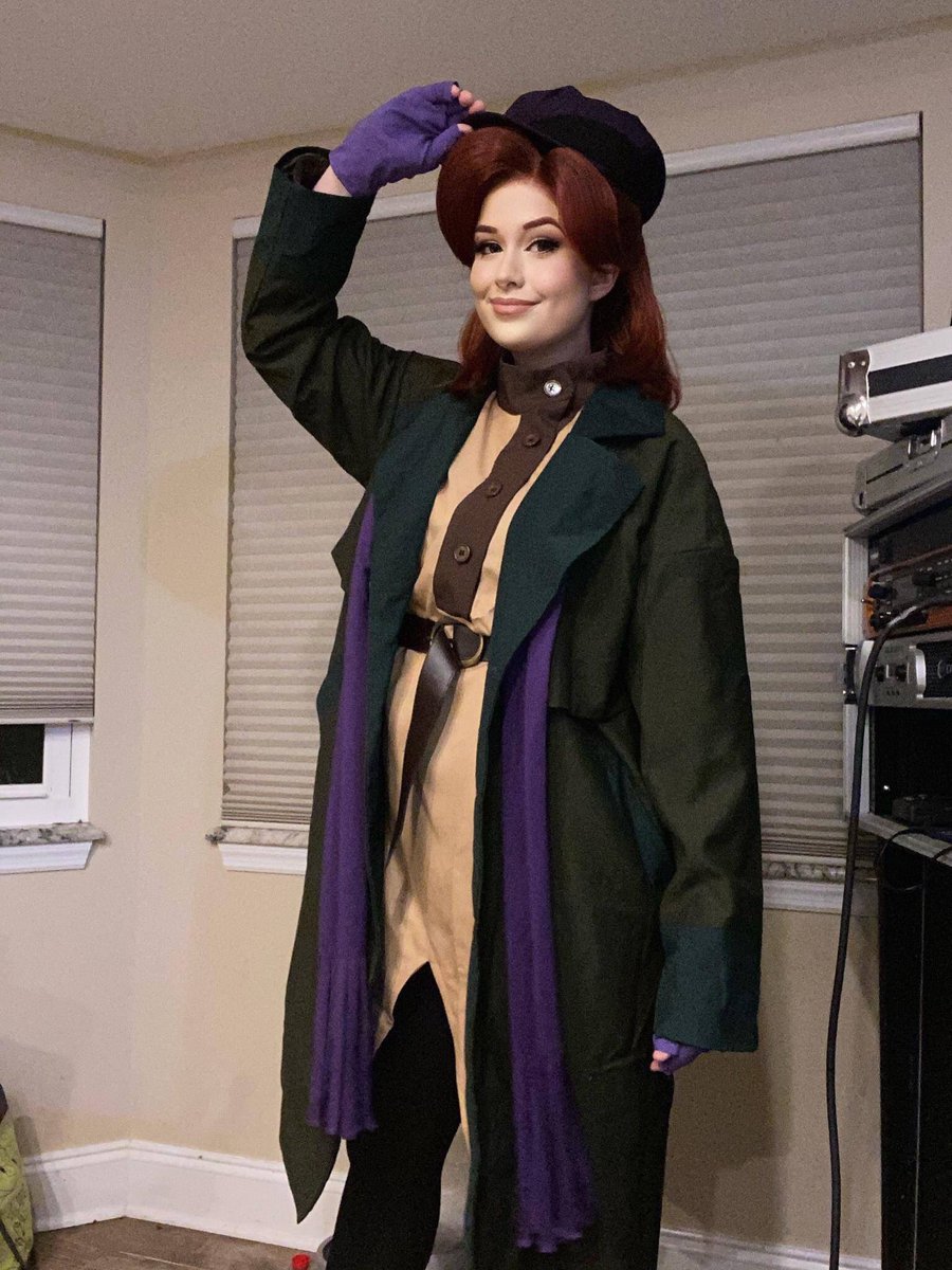 "Dancing bears, painted wings, things I almost remember.
And a song someone sings, once upon a December."

Ginger Punk Cosplay as Anastasia instagram.com/gingerpunkcosp…
