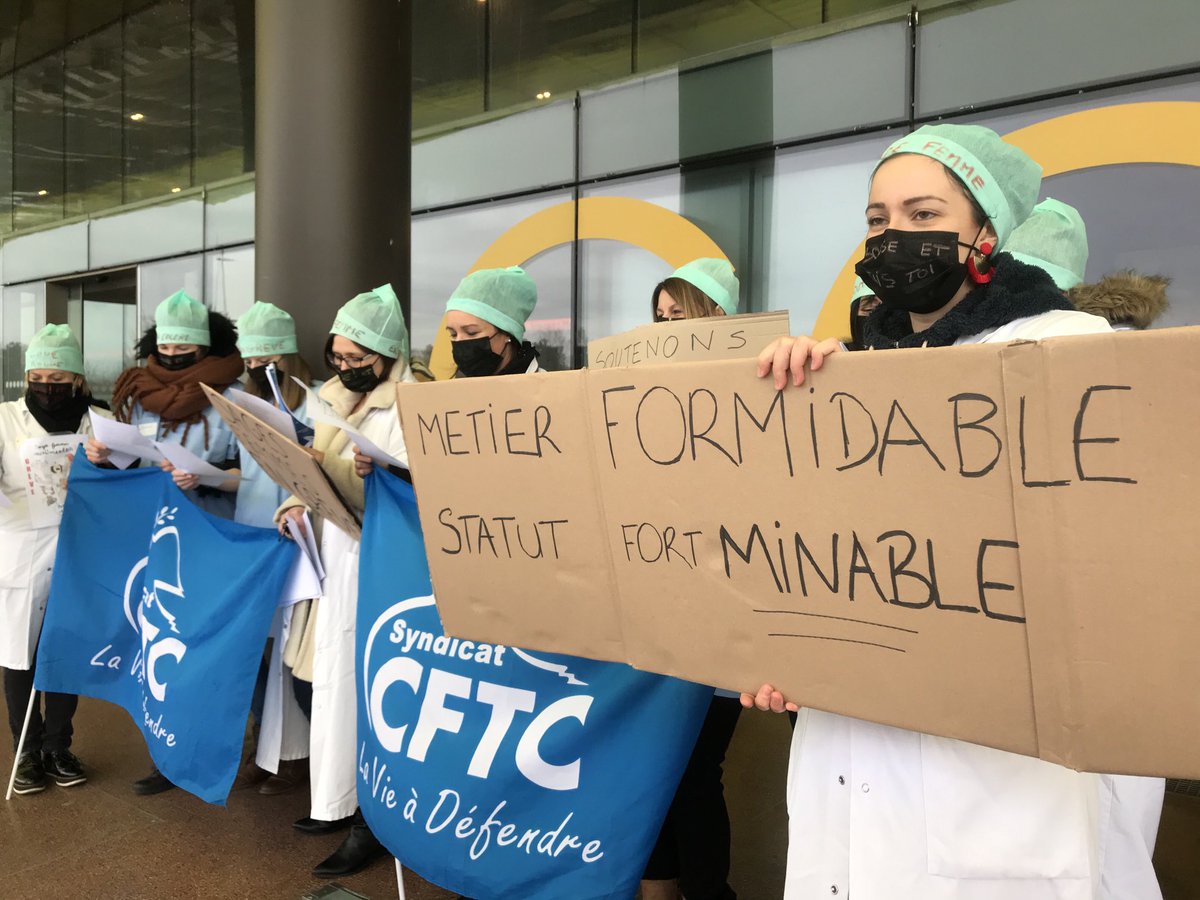 MCDebaene's tweet photo. Les #SagesFemmes du centre hospitalier de #Douai sont en grève ce mardi 26 janvier. Lassées de la tension des effectifs et du manque de reconnaissance, elles lancent le #coderouge. https://t.co/GdbSCUwp6g