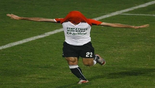 ALAhlyStadium74's tweet photo. 🔴💥أشرف وأعظم بطاقه صفراء حصل عليها لاعب في التاريخ وبالطبع لايحصل على هذا الا الفريد من نوعه خلقاً واحتراماً القدوه @trikaofficial
♦️ 26 يناير 2008 حصل الماجيكو محمد أبو تريكة على أعظم انذار في تاريخ الكره المستديره في مباراة الفراعنة أمام السودان نهائيات كأس أمم أفريقيا 2008 https://t.co/EcG3SJQCth