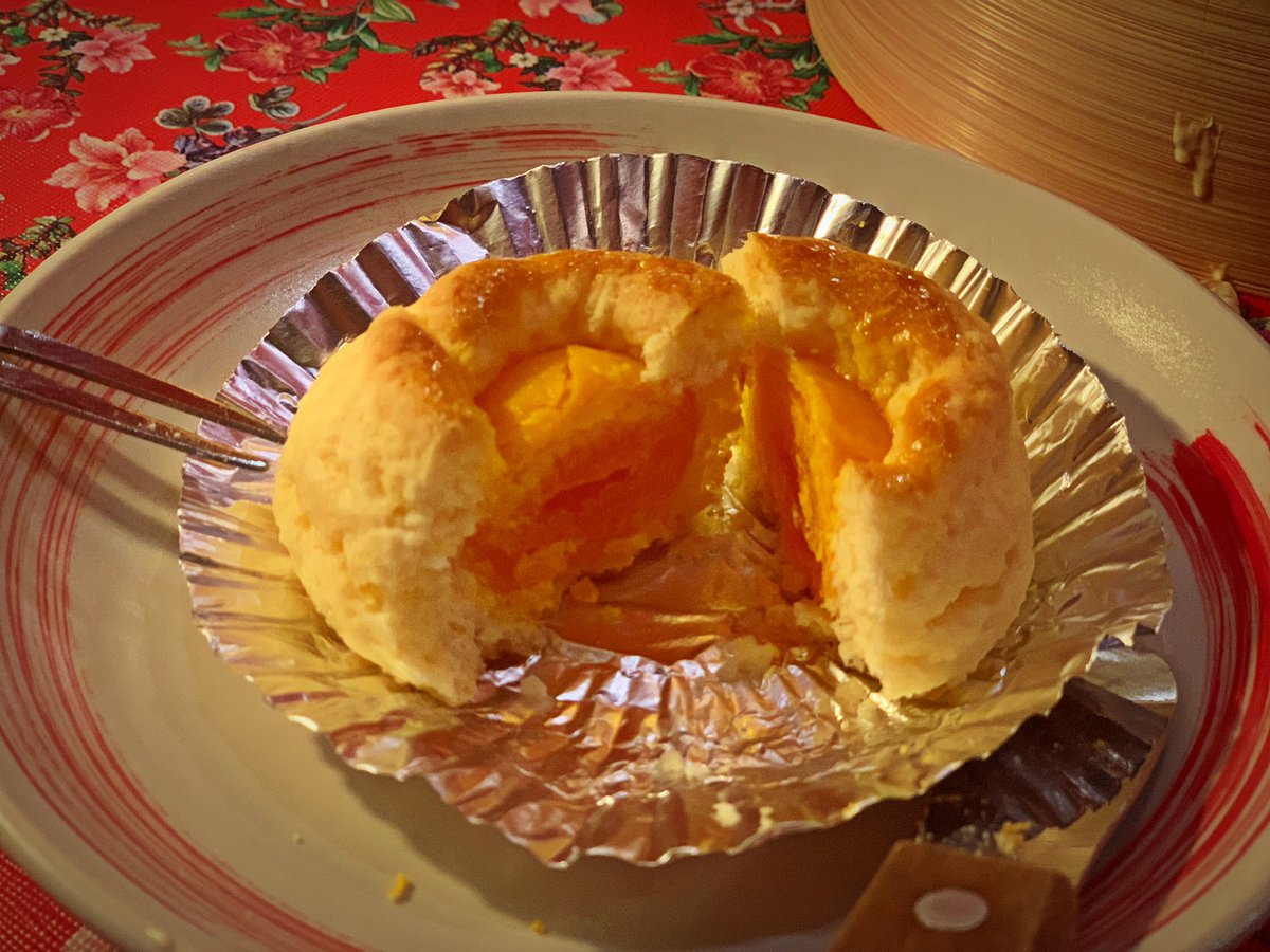 JoyceyKa's tweet photo. #biscuit2021 ร้านลับย่านเยาวราช #scone กับบรรยากาศจีน เมนูที่ชอบ #saltedeggscone และมีที่เดียวในโลก เป็นไข่แดงเค็มจากเยาวราชที่ผสมผสานกับสโคนอังกฤษ  เสริฟคู่ครีม+แยมส้ม 🍊เป็นสูตรพิเศษของทางร้าน เข้ากันได้ดีมาก 😋 #หอมละมุน #วัตถุดิบพรีเมี่ยม https://t.co/66KEVeekxX