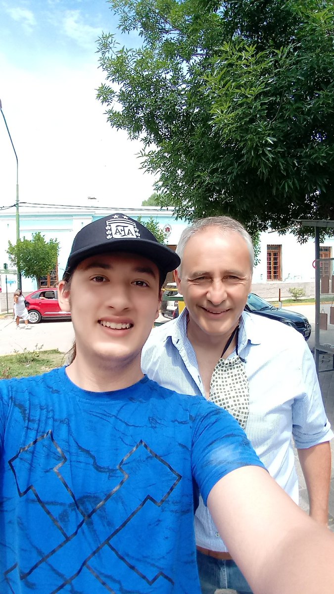 AlanRoy36758384's tweet photo. @HectorBaldassi Hola coneja hoy tuve el gusto de sacarme una foto con vos.Entre la emocion y todo no te conte yo me llamo Alan soy de Córdoba y estudio musica,canto y piano. https://t.co/NPhiPwBR3z