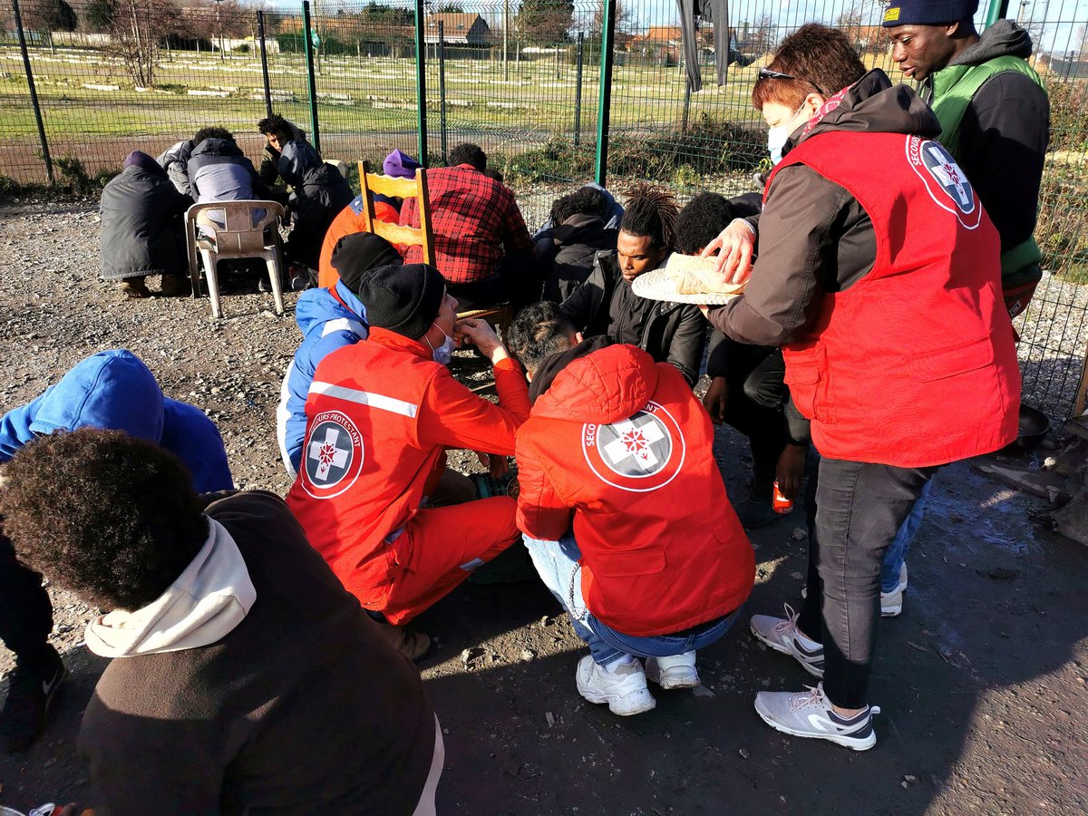 SecoursProtesta's tweet photo. **MISSION CALAIS** :
Partage du repas avec nos amis migrants de nationalité érythréenne. Ils ont eu à cœur de nous ouvrir le thé autour d'un petit feu qui n'était pas superflu compte tenu du froid qui mord le visage et les mains. Petit à petit des liens fraternels se tissent 🙏✝️ https://t.co/HqTmHpdq7f