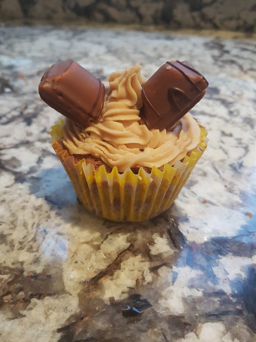 emmatarleton77's tweet photo. @Robertson_Sed Sophia's Kinder Bueno Cupcakes filled with White Chocolate Hazelnut Spread. 

Now time for today's Sedbergh Fitness Challenge!!

#sedberghathome 
#GBBO #baking #challenge https://t.co/kXc8N6nOvx