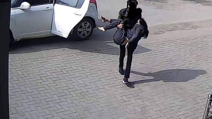 باپ نے بیٹی کو گجرات سے لاھور یونیورسٹی ڈگری لینے بھیجا بیٹی نے کلاس فیلو کے ساتھ ناجائز تعلقات بنائے بغیر نکاح کے حاملہ ہو گئی ابارشن کروانے کے لیے گھر سے فیس کے بہانے سوا لاکھ لیا عاشق کسی ناجربہ کار کلینک پر لے گیا کیس خراب ہوگیا لڑکی کا انتقال ہوگیاعاشق اسامہ اسے