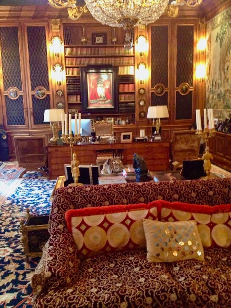 Some photos from the Architectural Digest 1995 cover story on Les Wexner's surveillance-filled mansion that he gave to Jeff Epstein.

"A Look Inside 9 East 71st Street"

Just a typical living room.

habituallychic.luxury/2020/07/a-look…