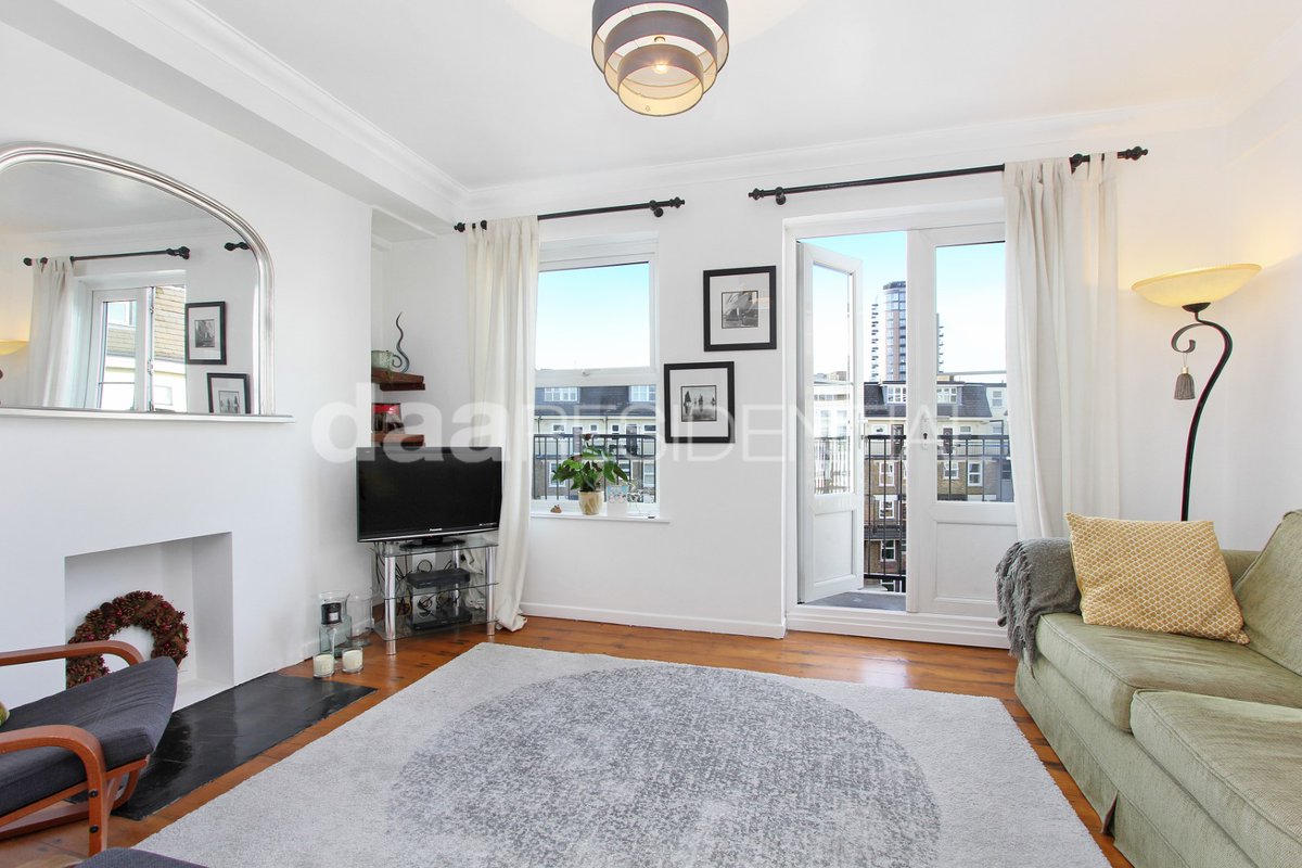 DaaResidential's tweet photo. FOR SALE £500,000 2 bedroom duplex on upper floors with 999 year lease, recently renovated with an abundance of natural light, west facing balcony, parking, porter, gym https://t.co/fvM6Ig4zWQ https://t.co/Px8Z9zPZo6