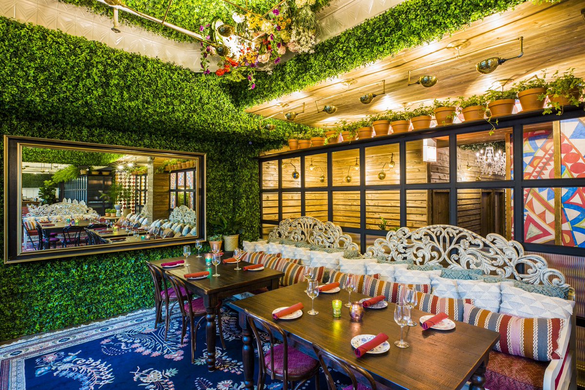 Mirror mirror on the wall... Who has the prettiest dining room of them all? Book your reservation to sit in this beauty tonight at BeatnikOnTheRiver.com 🌺🌿