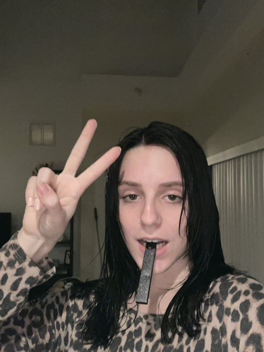 saltygoob's tweet photo. finally back to darker hair https://t.co/27bgegCJzy