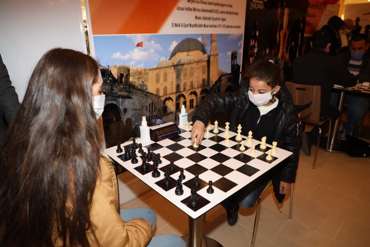 zabeyazgul's tweet photo. Genç satranç severlerle Piazza AVM içerisinde yer alan Akıl Oyunları ve Satranç Evi'nde buluştuk. Çekişmeli geçen maçlarda kazanan dostluk oldu. Aynı zamanda dama ve mangala da eğitmenlerimiz eşliğinde oynanabiliyor.

13.00 - 16.00 saatleri arasında bekliyoruz gençler😉 https://t.co/mskCn6J3LI