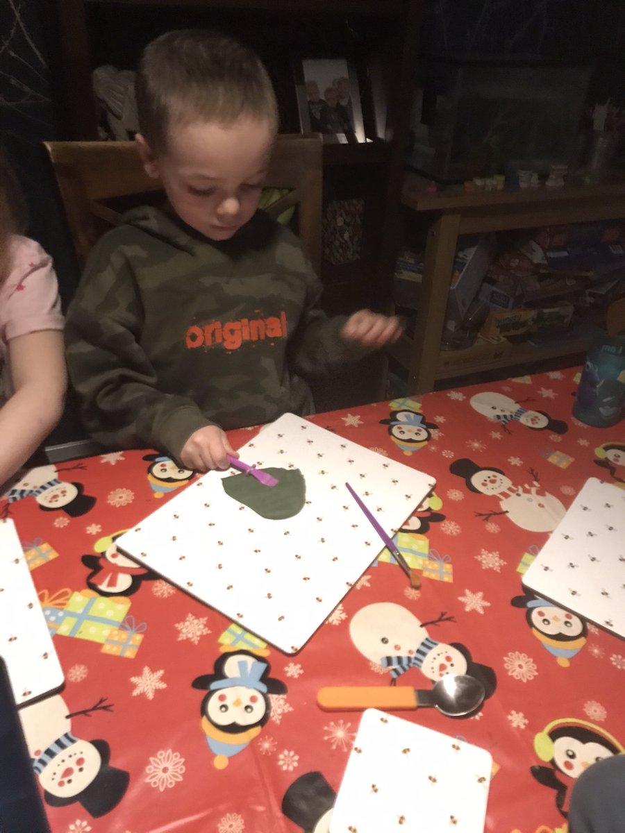 chloeomen's tweet photo. Yesterdays year 1/2 art all 3 wanted to take part 😂😂 @RoseClass2 @FellDykePrimary @wynn19jaw @MrsCook220715 #mrsporter https://t.co/qSa4FuuflX