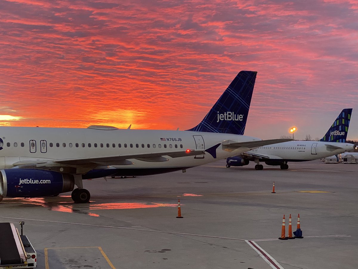 KimberleyAnn72's tweet photo. Blue X 2 .....Bluetiful sunrise @Bradley_Airport today #sunrise #jetBlue #Workflow #fleetlaunch @JetBlue https://t.co/iUyvkok7CR