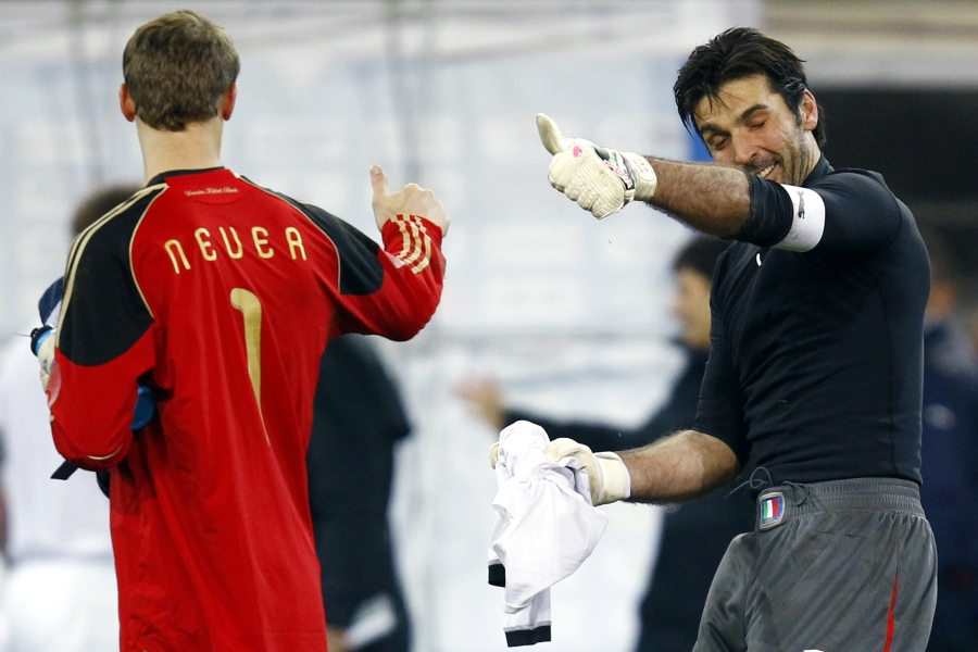 Gianluigi Buffon : "Neuer is better than me. He's an extraordinary goalkeeper."