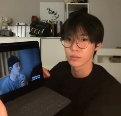 มึงกุเคียด โดยองเปิดเพลงดีโอแล้วบอกว่าตอนนี้ผมคุยกับดีโอฮยองอยู่ อย่ากวนนะครับ5555555555555555555555555 กุขี้มโนได้ใครอะ