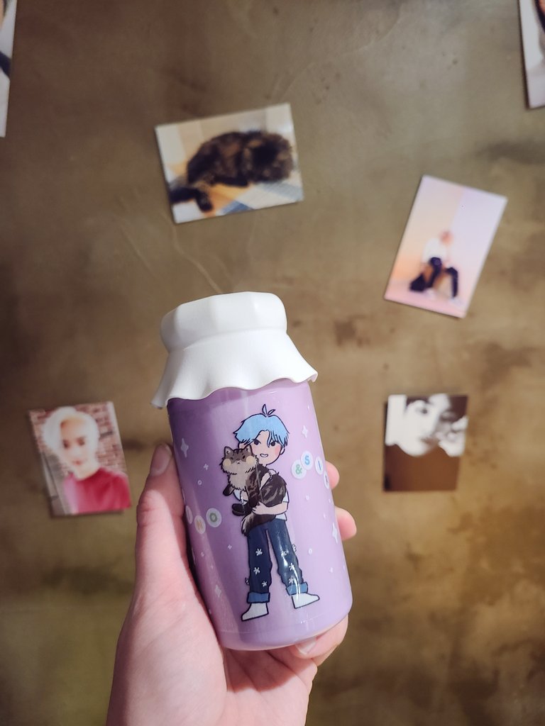 HAUS_UNIVRS's tweet photo. 유니들 오늘도 와주셔서 감사해요!! 🥰
내일의 선착특전은 진짜 귀여운 에코백이니 원한다면 꼭 일찍 와주세요!! 카페가 1시에 문을 열고 5명에게 드립니다! 💖🌼🐱
💜HAPPY KINO DAY💜
2021.1.23~1.27 카페냥토피아
#HappyBirthday_PrinceKino
#록스타시루의_매니저키노_생축
fanart by @seokjelbe ♡ https://t.co/jRvMXGVndn