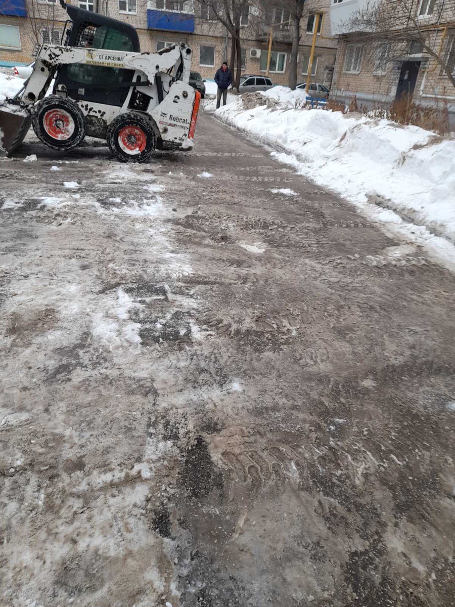 Ежедневно проходит уборка придомовых территорий. Расчищаются пешеходные дорожки, подъездные пути, входные группы.