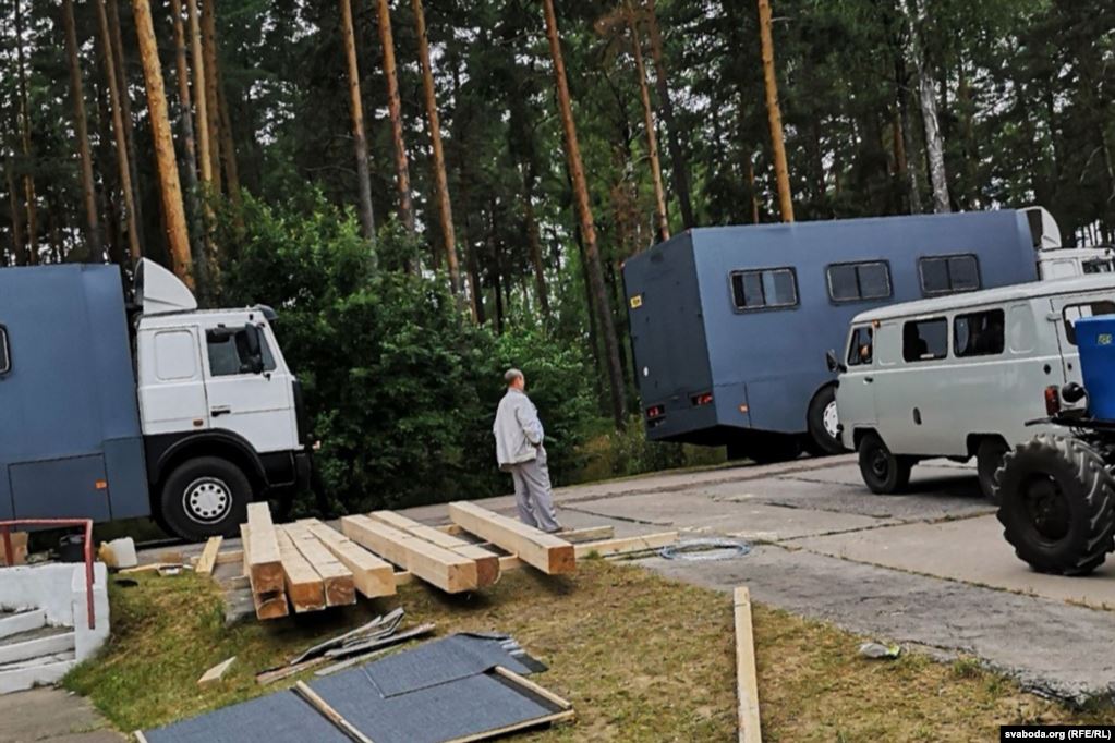 #Belarus Camps for protesters have been a real plan. @RFERL was able to get these pictures from a newly built camp near #Slutsk in August. I remember people saying they were detained and held in the middle of nowhere,behind high fence with towers and guards.The camp was destroyed