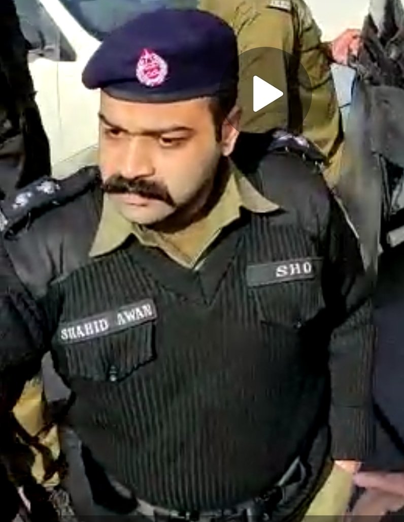 MeinNROnaidooga's tweet photo. Look at this man "SHO Shahid Awan"
He came and ordered the soldiers to attack Peaceful protestors of NFC Faisalabad. Who will provide us justice? 
#StudentsWantOlineExams 
@shazbkhanzdaGEO @HamidMirPAK @MaizaHameed @hinaparvezbutt @_Mansoor_Ali @geonews_urdu @SaleemKhanSafi https://t.co/KKQK4wIZc4