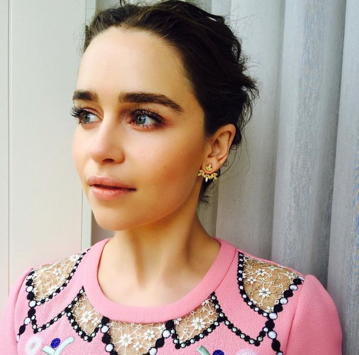 emilia clarke's eyebrows. that's the tweet.
